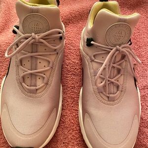 Like new , light , pink Nike Air Huarache , women’s size 8 1/2